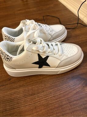 Vintage Havana White Sneakers with Black VH Logo